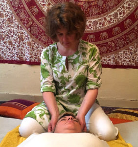 Massage indien du crâne, visage, cou - Abyangam Lorient et Paris